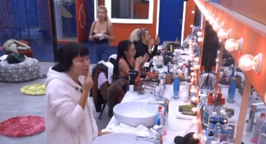 Antonela pyet direkt vajzat: A mendoni se do të dilni sonte?