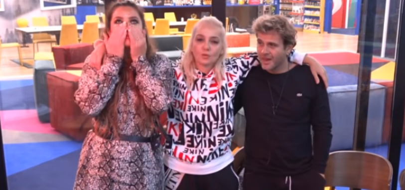 Me lot në sy, banorët këndojnë të përlotur këngën e Fifit