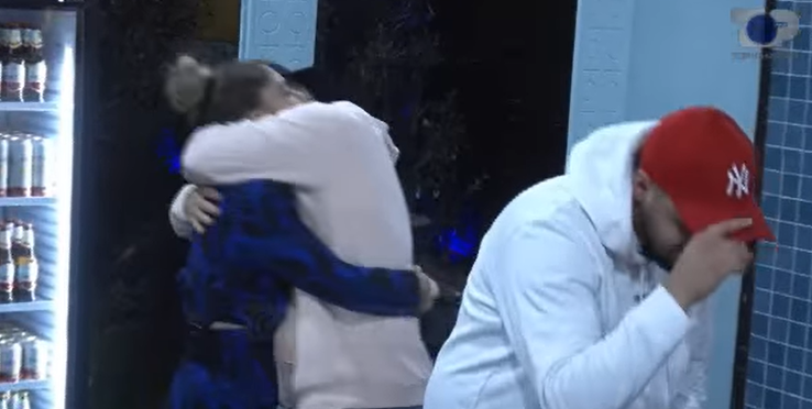 “Jemi çifti simpatik”, Pm i dedikon këngë Sarës
