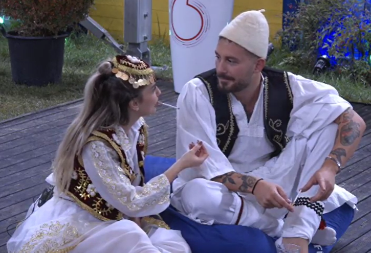 Beatrix dhe Donaldi nuk i ndajnë shikimet, a po lind diçka mes tyre?