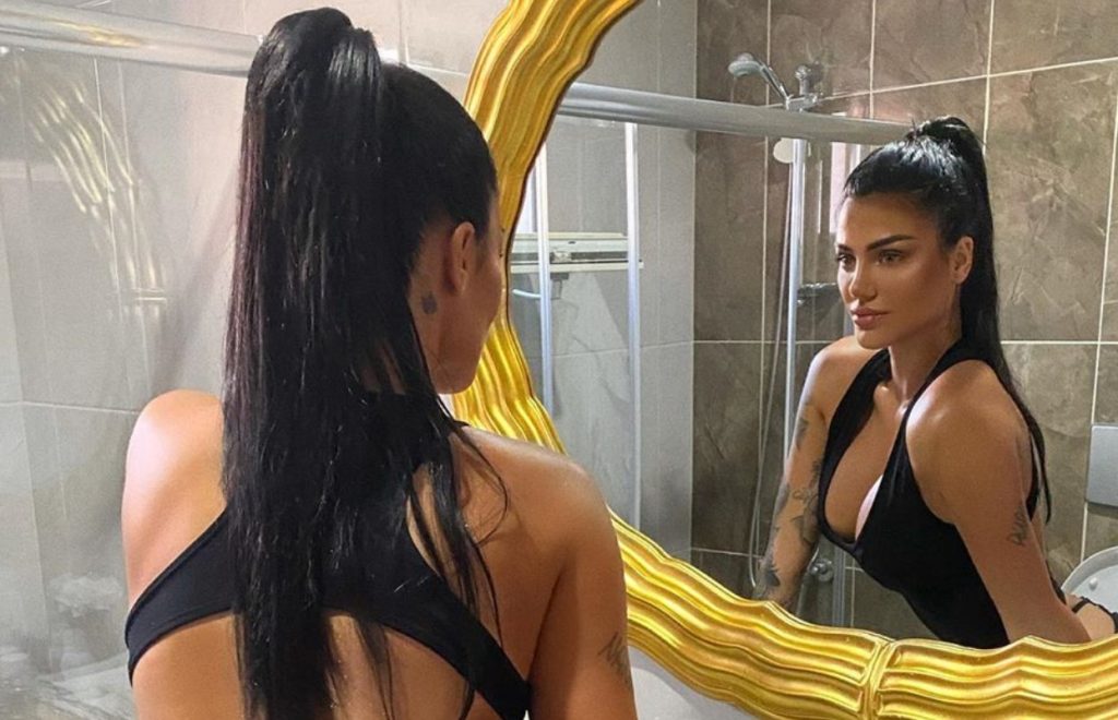 Morena Taraku publikon videon joshëse e veshur me fustan elegant me ngjyrë të verdhë