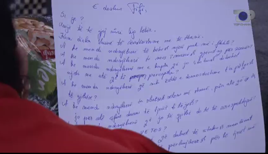 Fifi vendosë të rri vetëm, i shkruan letër vetes