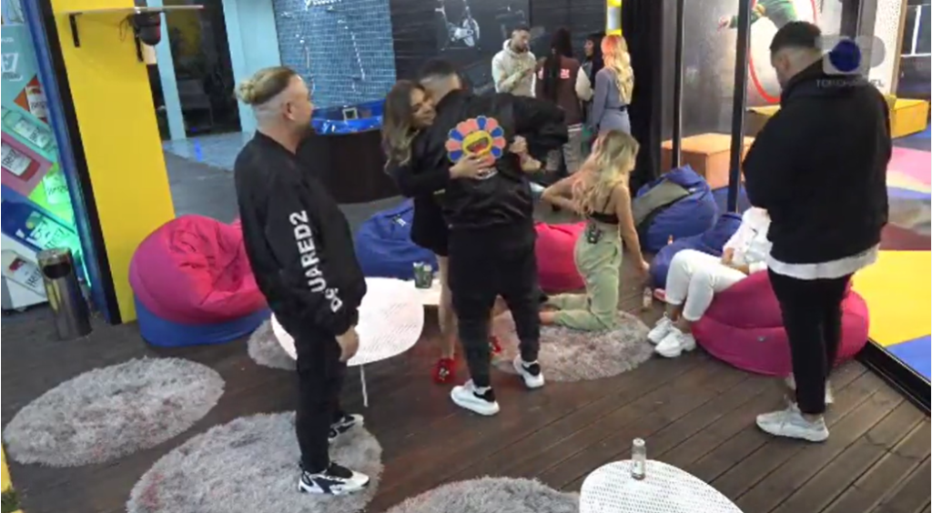 Dj Pm i ulet në gjunjë Sarës dhe i propozon fejesë