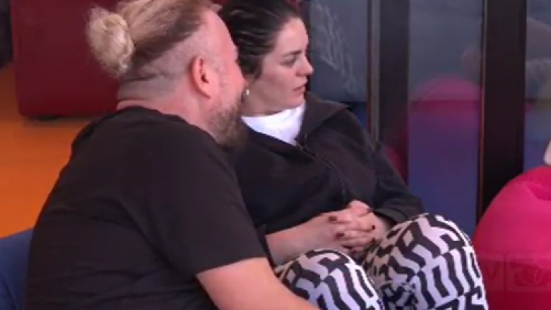 “Ua ha bukën të gjithëve”, Fifi në një diskutim të radhës me banorët tregon se ka qenë pre e bullizmit