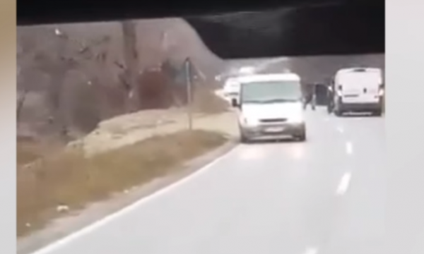 Pamje se si furgoni me para grabitet në pikë të ditës në rrugën Gjilan-Prishtinë