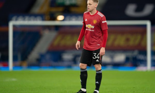 Reali ia mësyn Van de Beekut