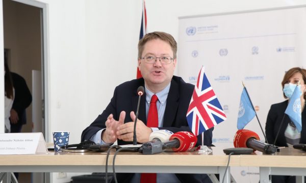 Ambasadori britanik në Kosovë do ta përkthejë një libër nga gjuha shqipe në atë angleze