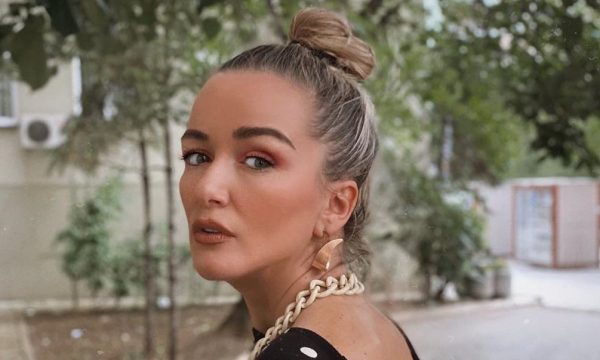 Adriana Matoshi publikon disa fotografi me veshje kombëtare për 28 nëntor