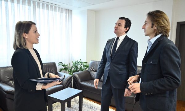 Tërhiqet këshilltarja e Kurtit, thotë se bëri hajgare kur ia afroi Vitinë Gjermanisë