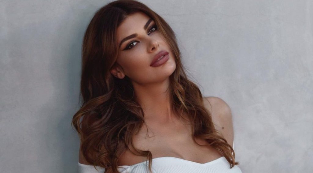 Angela Martini nxjerr gjoksin në fushë