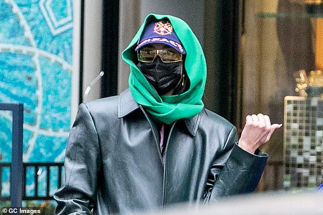 “Kush është kjo vajzë?” Fansat habiten kur mësojnë se ishte Dua Lipa me këtë veshje të maskuar rrugëve të Parisit