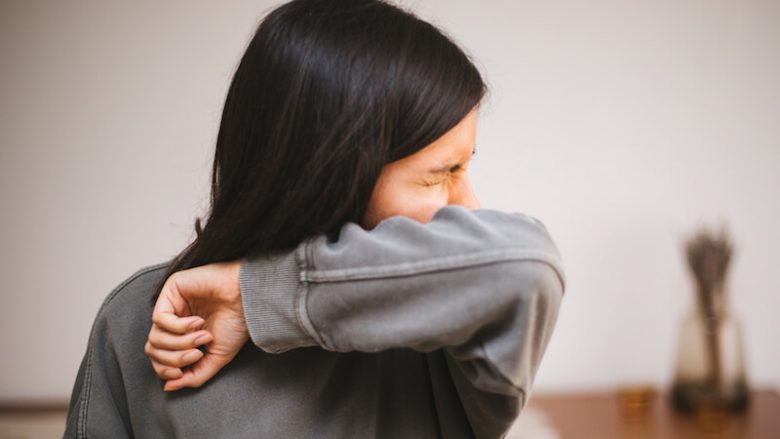 Në shtëpi grumbullohen helme dhe alergjenë! Ato shkaktojnë kollitje dhe teshtitje, ekspertët i largojnë kështu