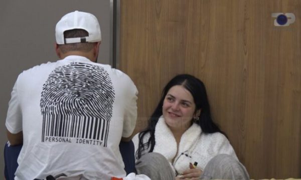 Fifi dhe Graniti kapen duke u përqafuar sërish në dhomën e pastrimit