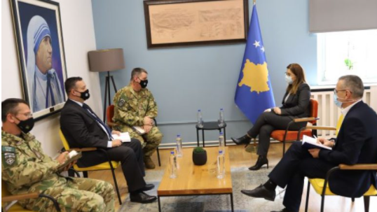 Ministrja Gexha dhe komandanti i KFOR-it apelojnë për vaksinim