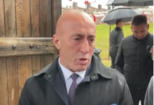 Haradinaj shkon në vizitë ngushëlluese te familjet e viktimave në Gllogjan
