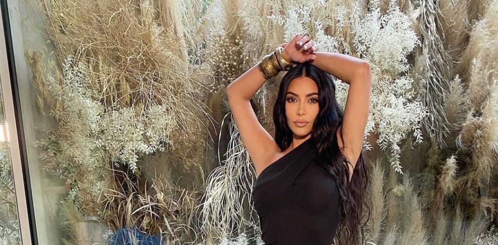 Kim Kardashian provokon duke kapur gjoksin me duar