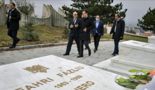 Kurti bën homazhe te varret e heronjve Afrim Zhitia dhe Fahri Fazliu
