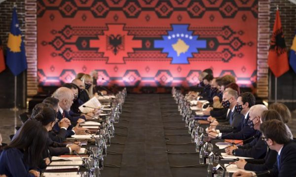 A e dinit se ministri i Kosovës dhe ministrja e Shqipërisë kanë qenë në të njëjtën klasë?
