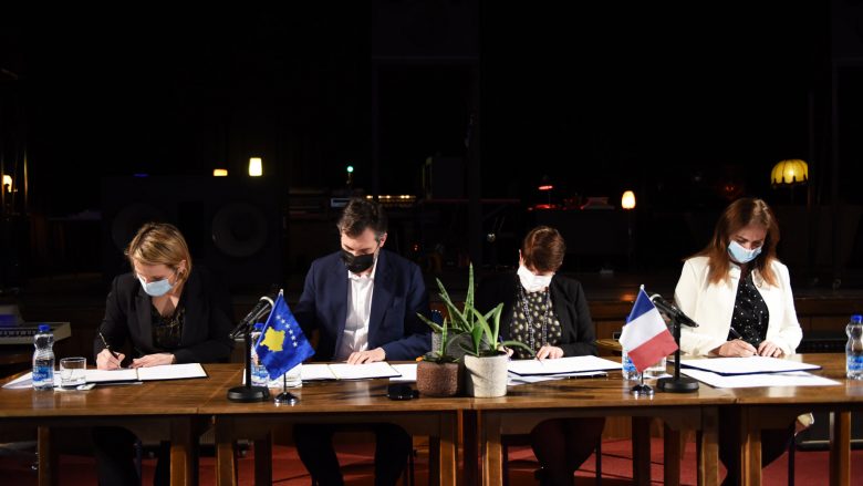 Kosova dhe Franca thellojnë bashkëpunimin kulturor, nënshkruhet marrëveshja mbështetëse mes ministrive dhe ambasadës franceze