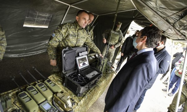 Kryeministri Kurti vizitoi stacionet me demonstrime të pajisjeve dhe armatimit të FSK-së