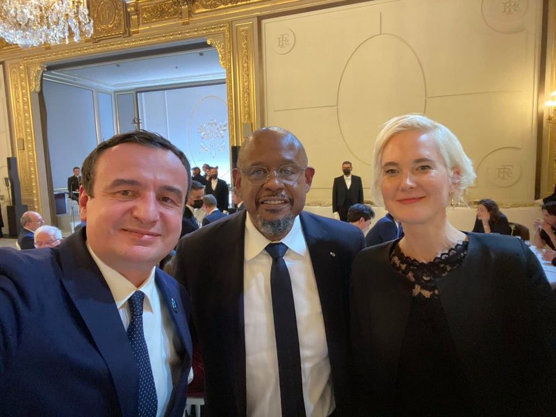‘Selfie’ të tij dhe të gruas: Fotoalbumi i plotë i Kurtit nga Parisi