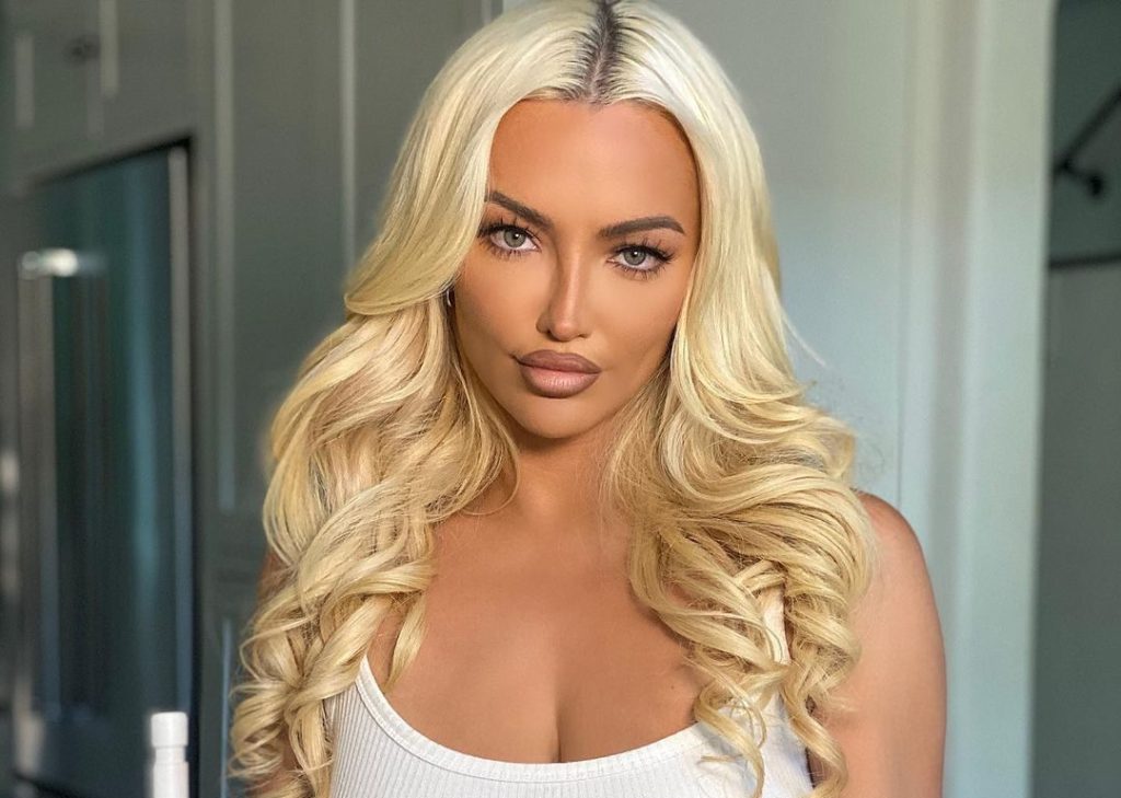 Lindsey Pelas vë në fokus gjoksin e bujshëm në foton e publikuar