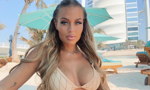 Lottie, sensacionale në bikine