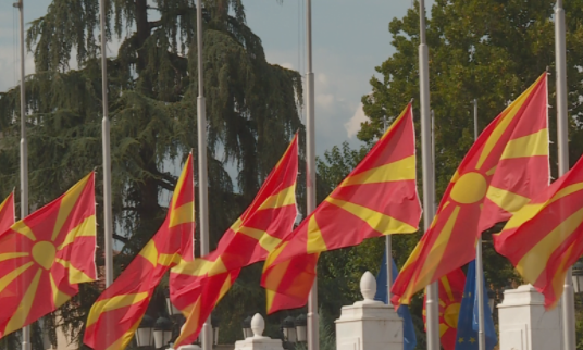 Maqedonia Veriore shpall tre ditë zie, flamujt ulen në gjysmështizë