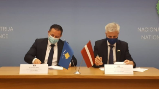 Nënshkruhet marrëveshja e bashkëpunimit bilateral ushtarak në mes Kosovës dhe Letonisë