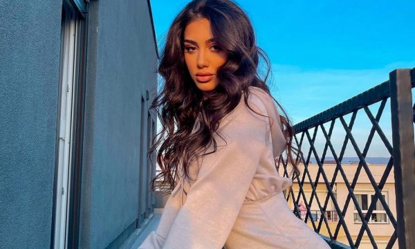 Melinda pozon e zhveshur në shtrat teksa dikush i bëri surprizën e ditëlindjes