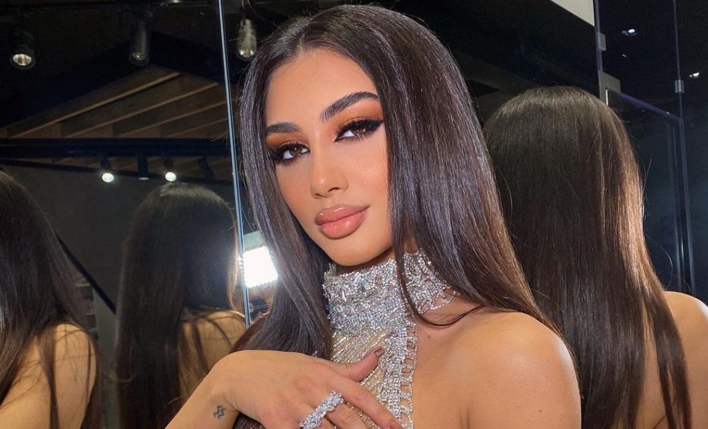 Melinda Ademi tregon linjat trupore në fustanin me gurë të çmuar