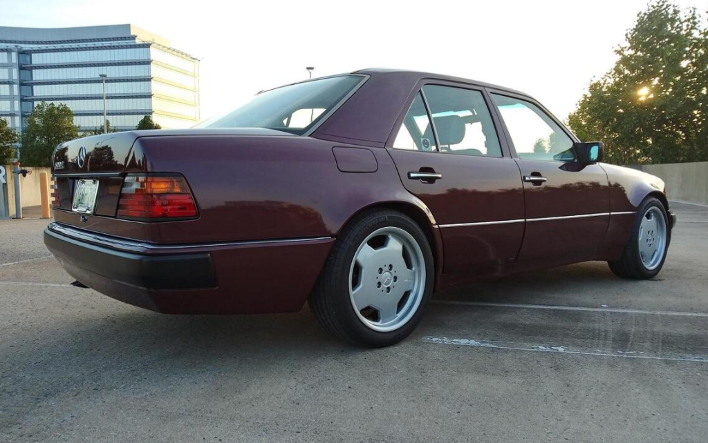 Modeli 500E është rezultat i një bashkëpunimi midis Mercedes dhe Porsche
