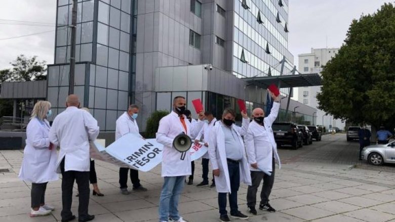 Punëtorët shëndetësorë në grevë, kanë një mesazh për kryeministrin Kurti