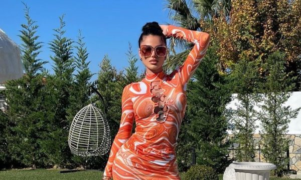 Morena shfaq trupin si sirenë në një fustan me stil