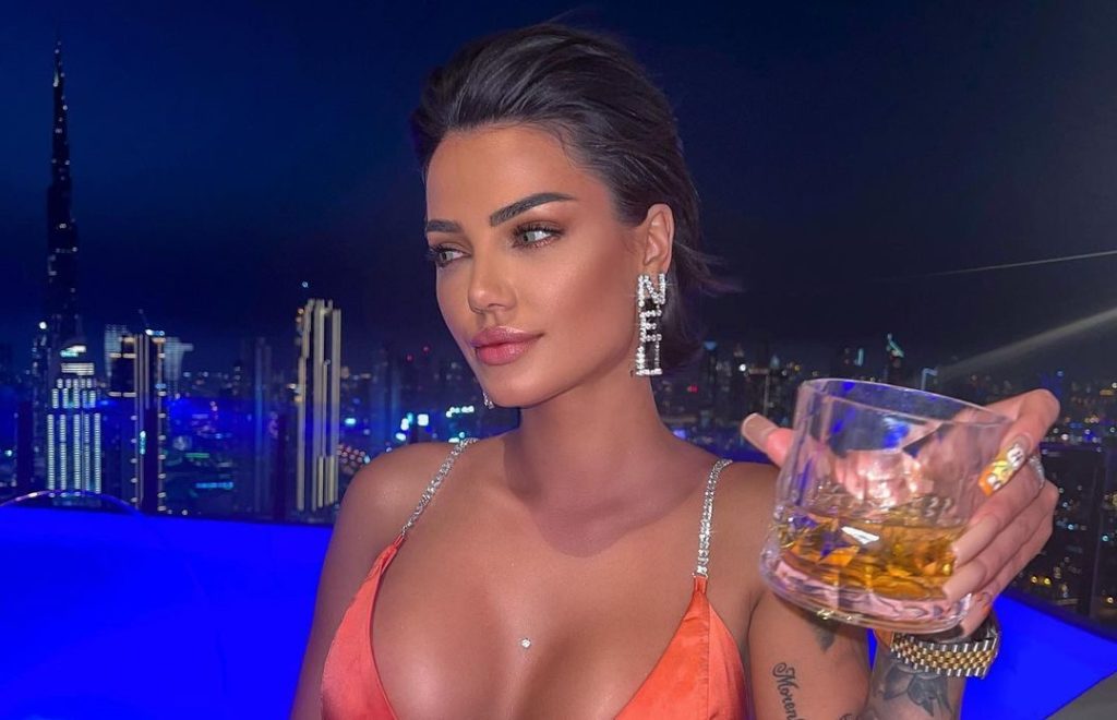 Morena tregon të pasmet para pasqyrës