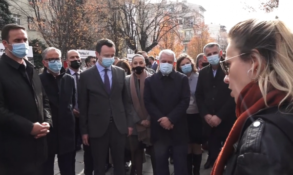 “Vëllai im u vra, na keni injoru”, motra e zyrtarit të doganës ua pret rrugën Kurtit, Konjufcës dhe ministrave