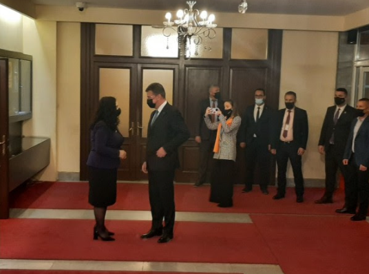 Presidentja takon Lajçakun