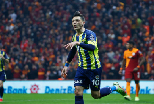 Fenerbahce fiton derbin e ‘çmendur’ turk ndaj Galatasaray