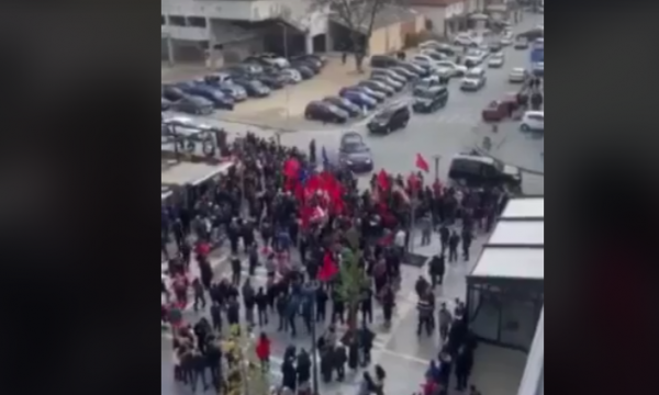 Kurti me tubim modest në Llap, dalin pak njerëz për ta pritur