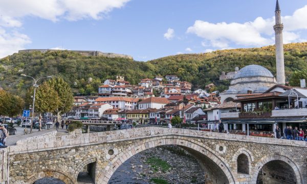 E ther me thikë pasi s’pranoi t’i shërbente birrë, një muaj paraburgim për prizrenasin
