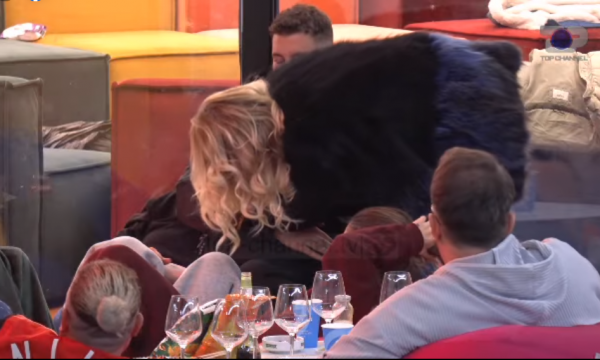 “Vëllai i madh, të lutem ma sill një mashkull…”, puthje në buzë mes vajzave në Big Brother