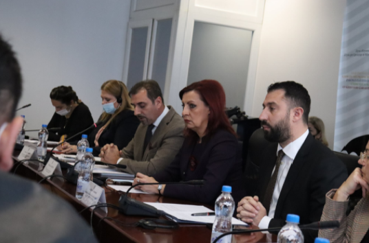 Ministri Krasniqi merr pjesë në grupin punues për mbrojtjen nga diskriminimi të komuniteteve Rom, Ashkali dhe Egjiptian