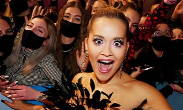 Kështu u duk Rita Ora mbrëmë gjatë MTV Ema