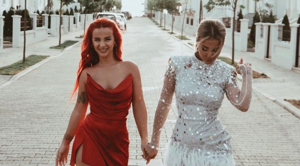 Rina e Rudina në veshje të njëjtë, motrat shfaqen seksi