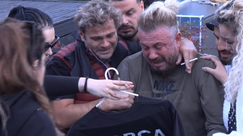 Sabiani shpërthen në të qara nga befasia që i vjen nga ajri në shtëpinë e Big Brother VIP
