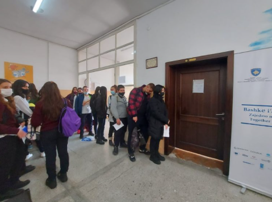 Nxënësit presin në radhë për t’u vaksinuar, bëjnë thirre që të gjithë ta marrin vaksinën