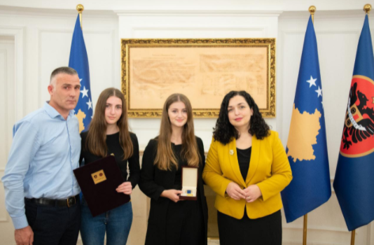 Presidentja Osmani dekoron Bekim Kastratin dhe Besim Dajakun me urdhrin “Hasan Prishtina