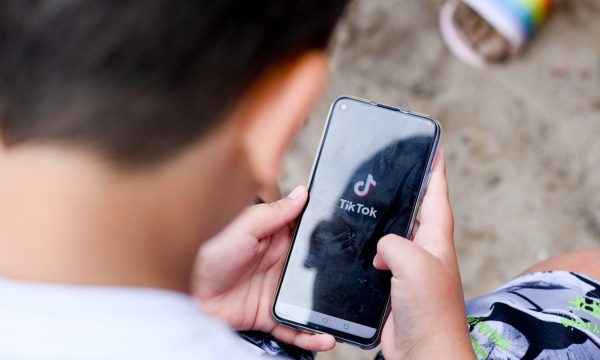 Publikoi foto intime në TikTok dhe ngacmoi një grua bashkë me babanë e saj, arrestohet gjilanasi