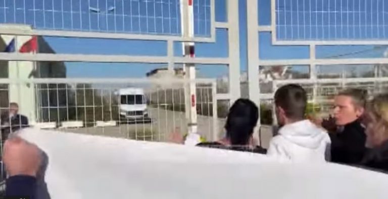 Familjarët e 8-vjeçarit tentojnë të hyjnë me forcë në burgun ku ndodhet Çalamani, përplasen me policinë