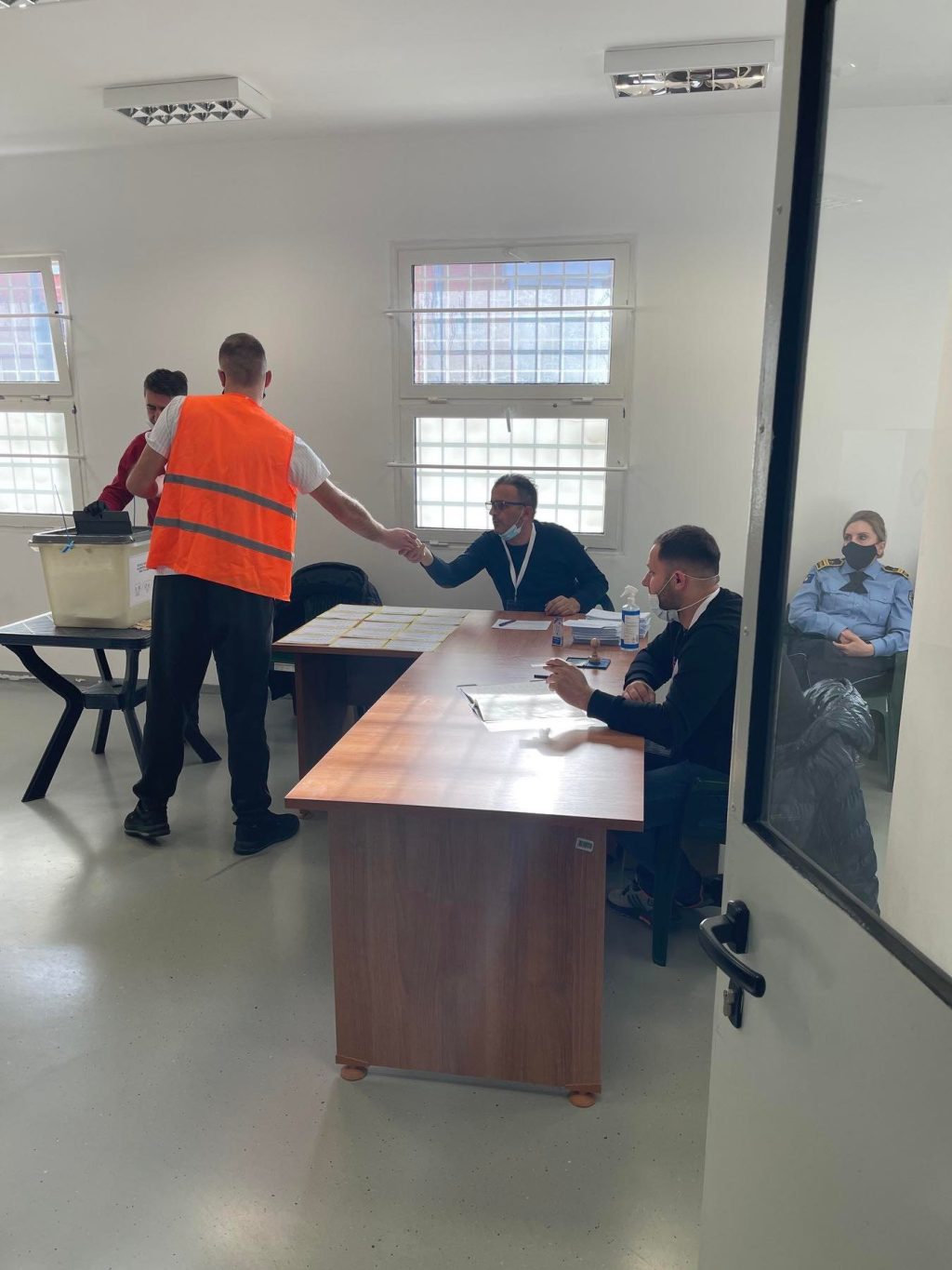 Votojnë 397 të burgosur, refuzojnë 339